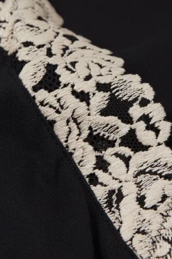 Pretty Flowers Top in Modal