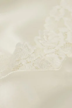 Pretty Flowers Top met Dunne Schouderband van Satijn