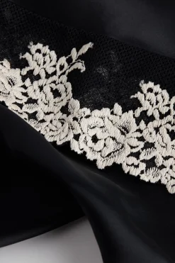Pretty Flowers Top met Dunne Schouderband van Satijn