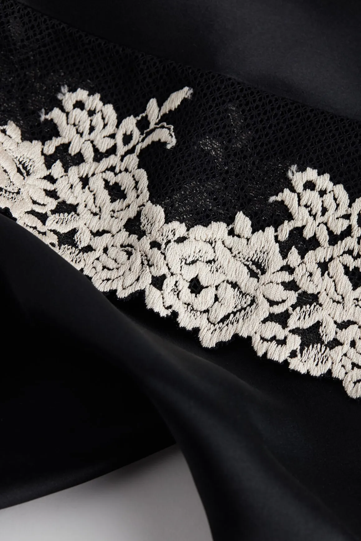 Pretty Flowers Top met Dunne Schouderband van Satijn